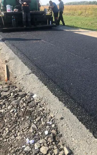 Aszfaltozás kivitelezés közben